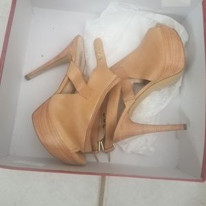 Woman Guess Pumps